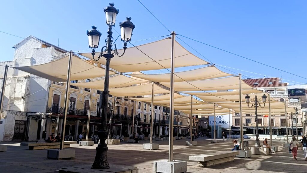 Toldos instalados este verano en el centro de la Plaza Mayor de Ciudad Real / #Tintamanchega