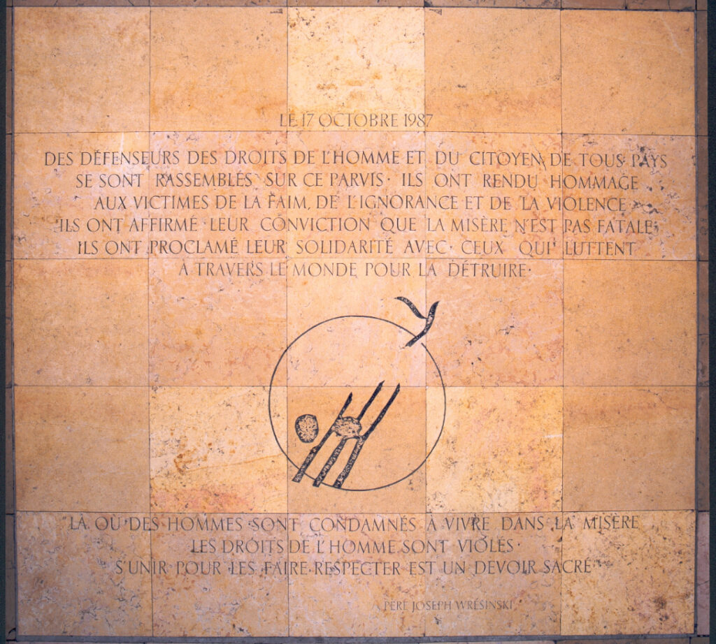 Plaza en la Plaza del Trocadero de Paris / https://refuserlamisere.org/