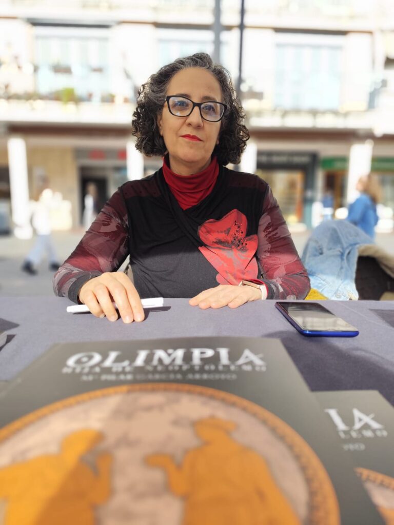 Pilar García con su novela / Foto cedida por P. G. Arroyo