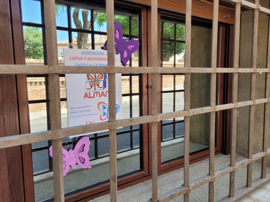 Mariposas artesanales que puedes encontrar volando por rincones perdidos para visibilizar el lupus / Facebook ALMAN CLM