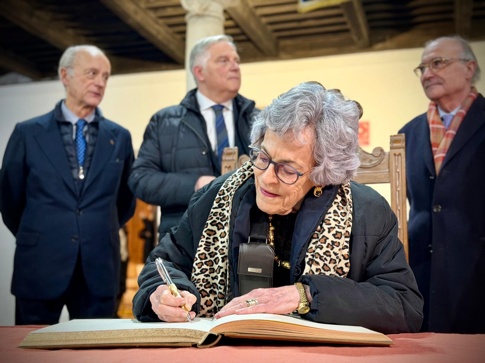 Carla Rahn firmando en el Libro de Honor / Ayuntamiento de Ciudad Real Carla Rahn firmando en el Libro de Honor / Ayuntamiento de Ciudad Real