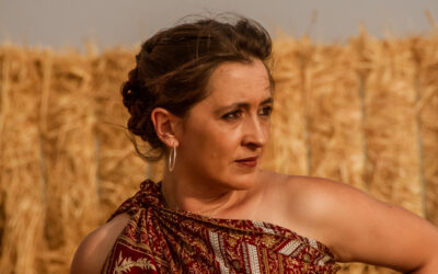 Elena Mora Sanroma: Arte, valentía y comunidadLa actriz y creadora manchega combina escena y compromiso social en un recorrido donde el arte se convierte en herramienta de encuentro, reflexión y cambio.