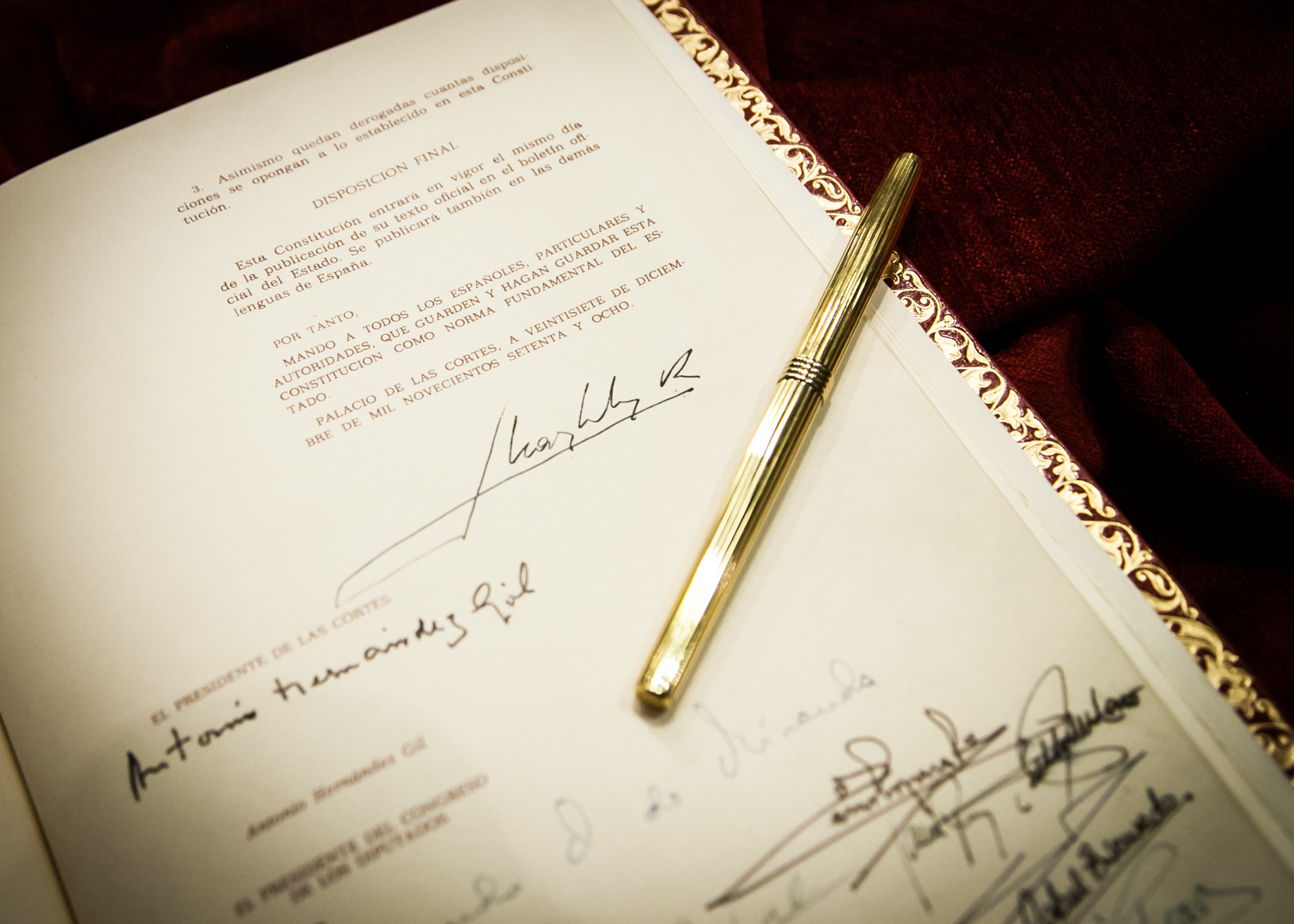 Firmas del Presidente de las Cortes, Antonio Hernández Gil; Presidente del Congreso, Fernando Álvarez de Miranda; del Presidente del Senado, Antonio Fontán; y el rey Juan Carlos I con la pluma que utilizó el emérito para firmar la Carta Magna / Congreso de los Diputados