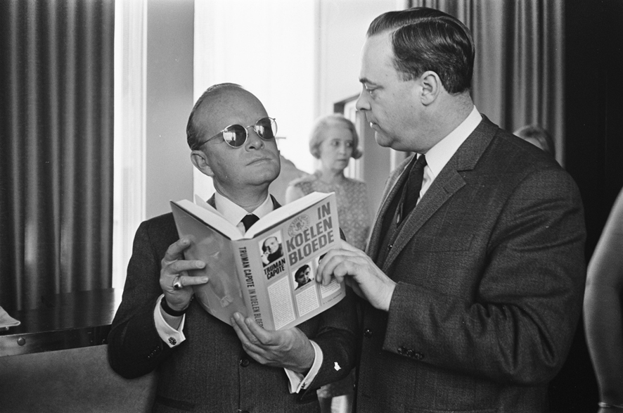 Truman Capote durante la premiere de la adaptación cinematográfica de A sangre fría (1967) / Imagen: Wikimedia Commons