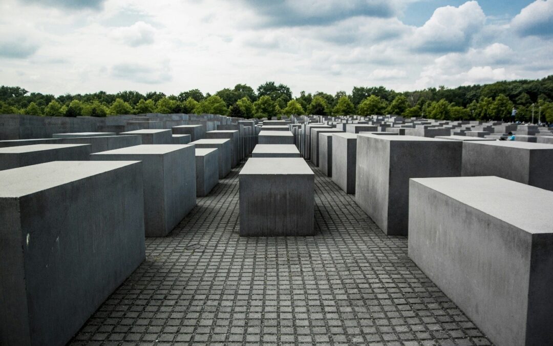 27 de enero: esperanza y libertad en Auschwitz-Birkenau para unos pocos “afortunados”El 27 de enero de 1945, las tropas soviéticas cruzaron las puertas de Auschwitz-Birkenau, marcando un hito en la historia. 