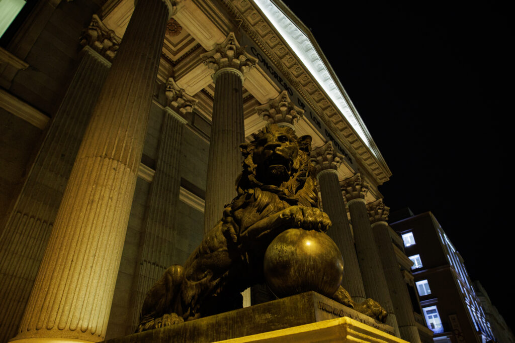 Congreso de los Diputados teñido de dorado por el cáncer infantil / Congreso de los Diputados