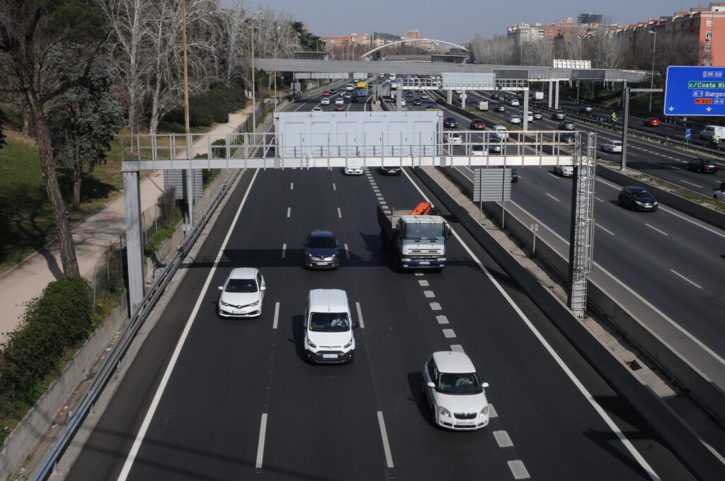 Coches y asfalto / J. Carrascosa