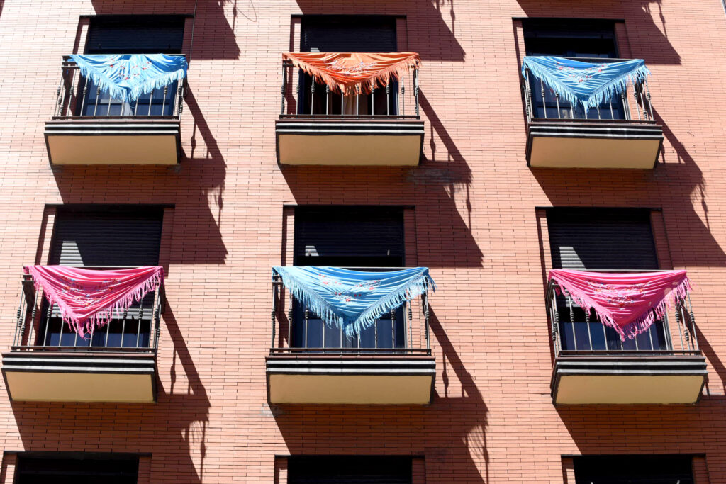Mantones en los balcones en las Fiestas de la Paloma / Javier Carrascosa