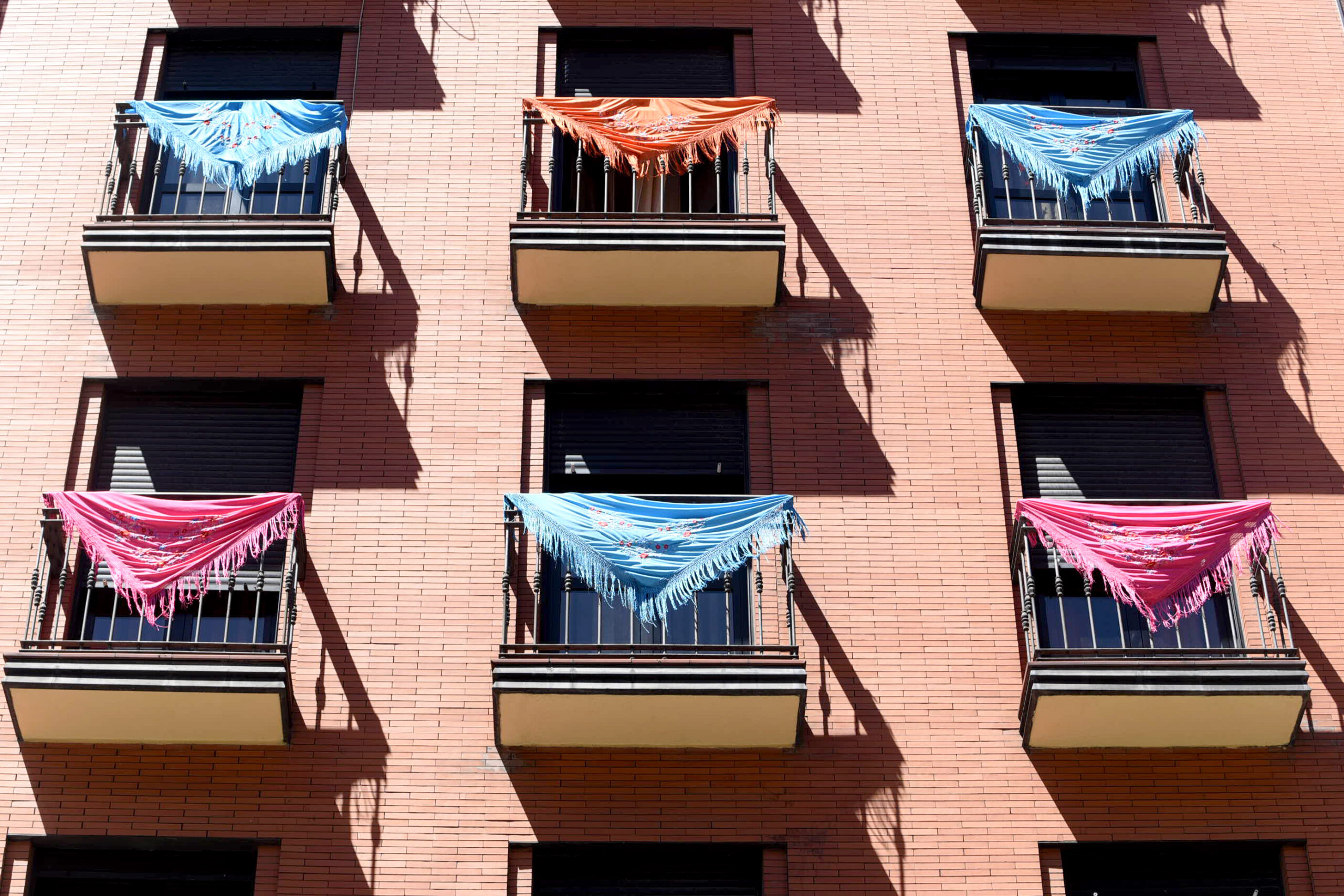 Mantones en los balcones en las Fiestas de la Paloma / Javier Carrascosa Mantones en los balcones en las Fiestas de la Paloma / Javier Carrascosa
