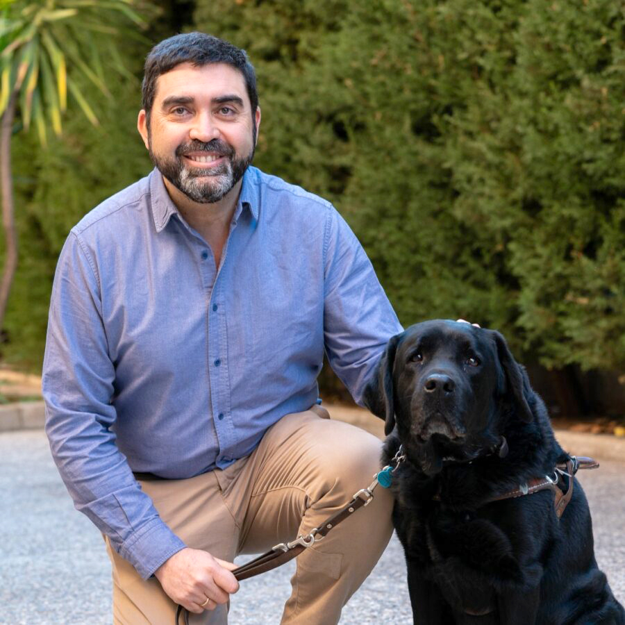 Enrique Pérez Montero con su perro guía / Cedida