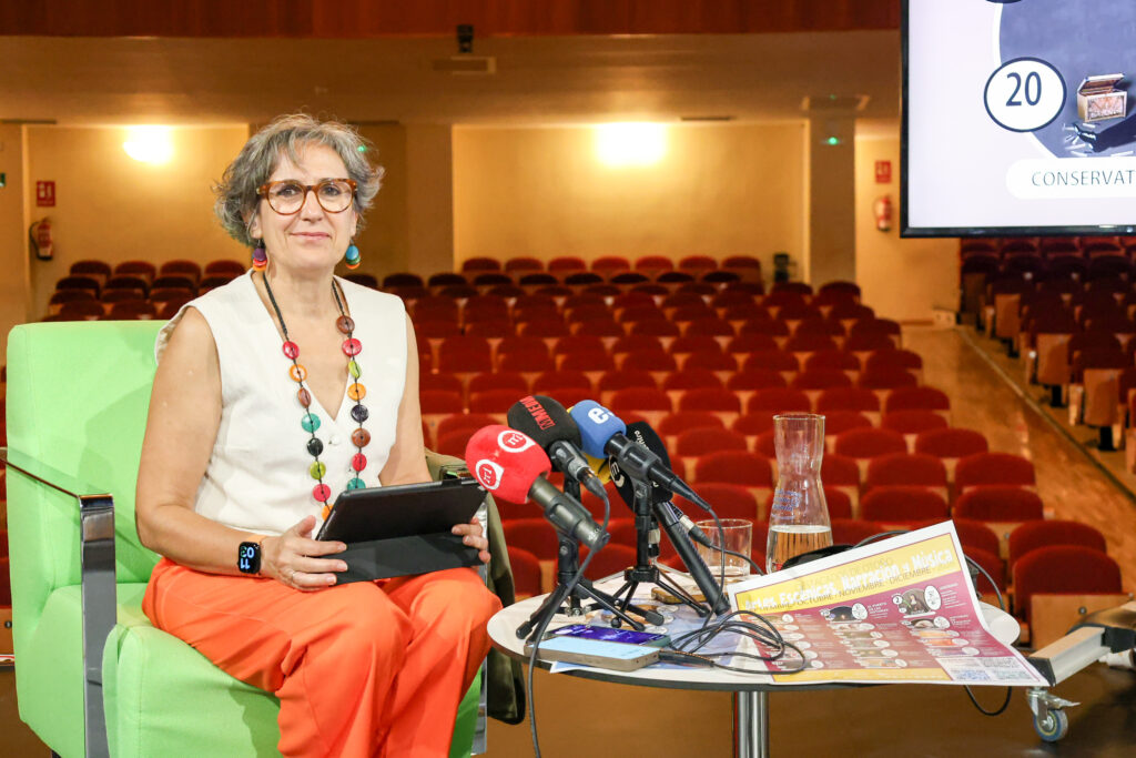 La concejala Cristina Perea da a conocer la programación cultural / Alcázar de San Juan