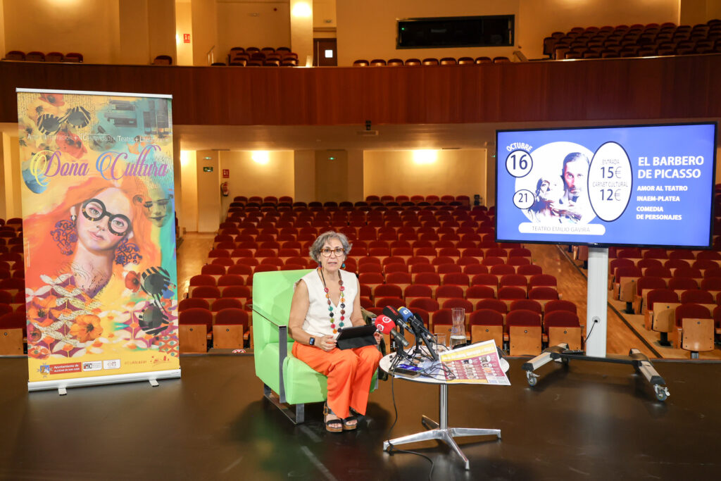 La concejala Cristina Perea da a conocer la programación cultural / Alcázar de San Juan