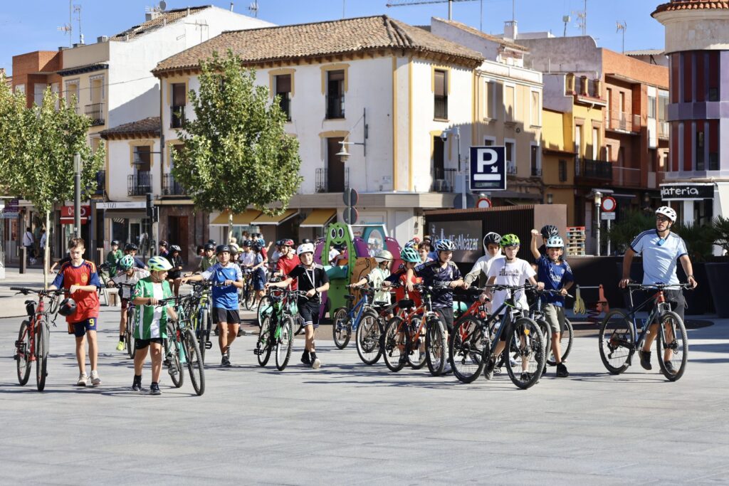 300 estudiantes de ESO reivindican la Semana Europea de la Movilidad con una ruta en bicicleta / Ayto. Alcázar de San Juan