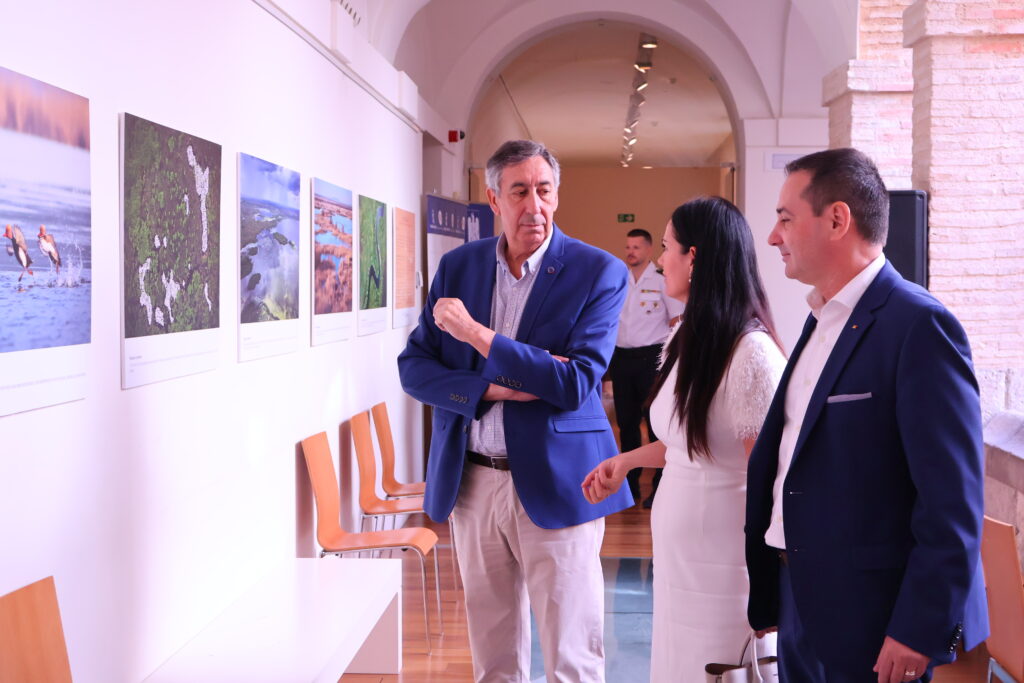 Visita del delegado provincial de Educación, Cultura y Deportes, José Caro a la exposición / JCCM