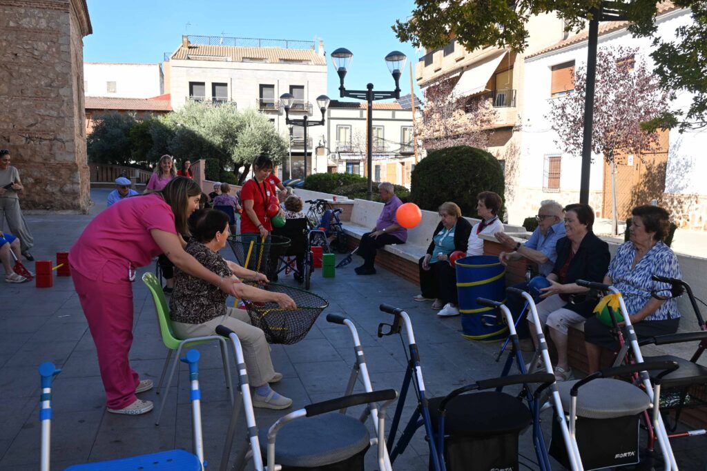 Los mayores del Centro de Día llevan el ejercicio físico a la calle / Ayto. Miguelturra