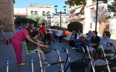 Miguelturra | Los mayores del Centro de Día llevan el ejercicio físico a la calle por la Semana Europea del DeporteLa Plaza de España acogió actividades adaptadas de baloncesto, raqueta, coordinación y psicomotricidad para reivindicar que la práctica deportiva no tiene edad