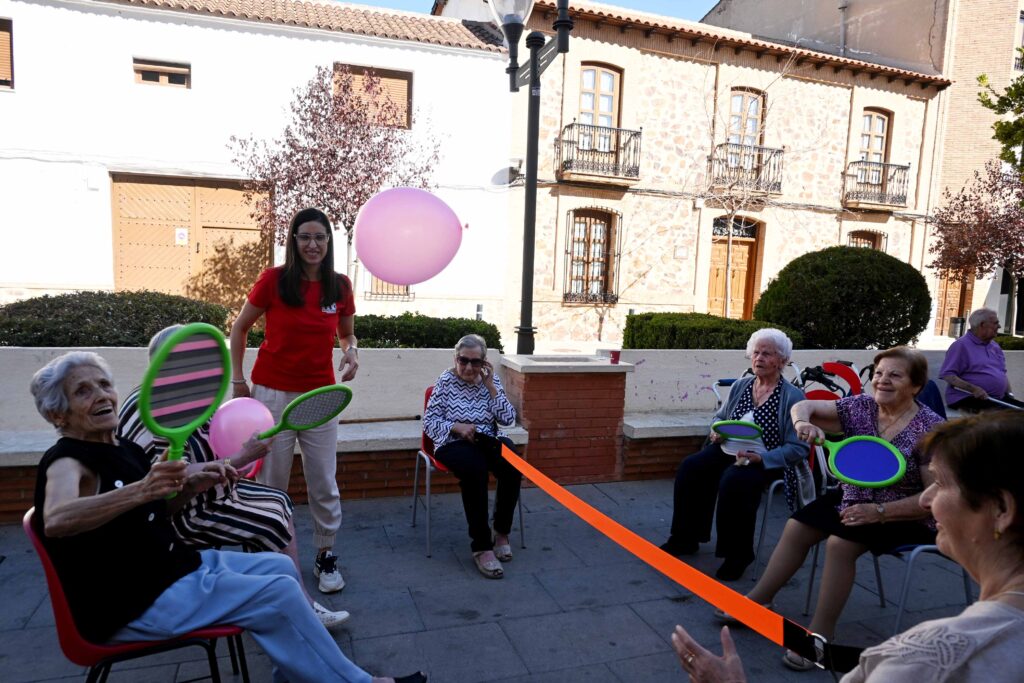 Los mayores del Centro de Día llevan el ejercicio físico a la calle / Ayto. Miguelturra