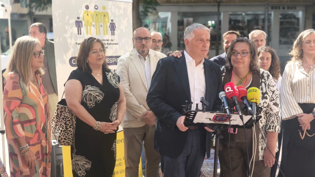 Cañizares pone en valor la labor de la asociación de familiares de Alzheimer y del Centro de Respiro Alöis como referente nacional / Ayto. Ciudad Real