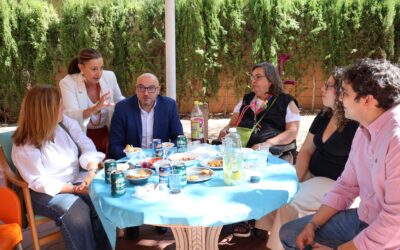 Ciudad Real | AFA pone el foco en el cuidado de las familias durante el Día Internacional del AlzheimerEl tradicional aperitivo de convivencia en el Centro de Respiro Familiar Aloïs reunió a representantes de la Junta y de la asociación para reivindicar información, formación y apoyo a cuidadores