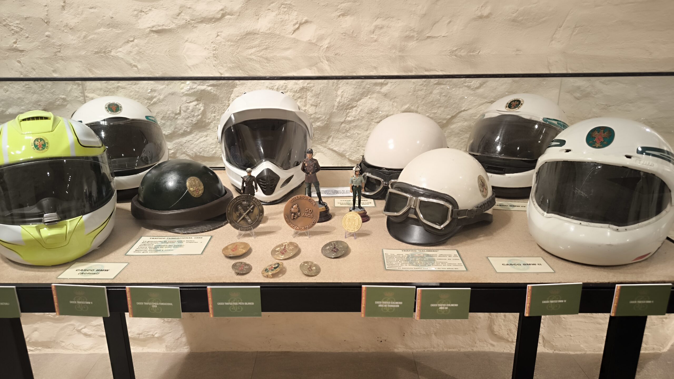 Exposición Prendas reglamentarias de la Guardia Civil. Cascos originales / Ayto. Ciudad Real Exposición Prendas reglamentarias de la Guardia Civil. Cascos originales / Ayto. Ciudad Real