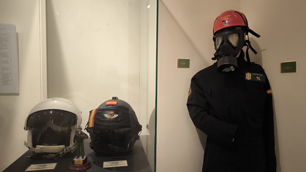 Exposición Prendas reglamentarias de la Guardia Civil. Cascos originales / Ayto. Ciudad Real