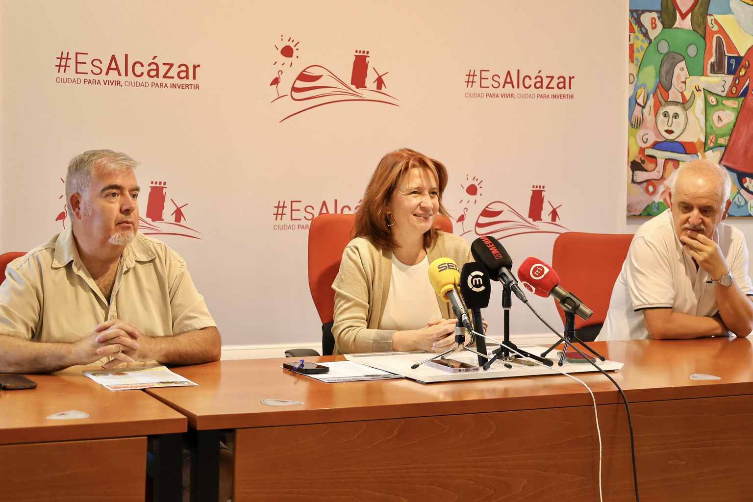 La concejala de Asuntos Sociales, Patricia Benito; el coordinador local de Cruz Roja, Jerónimo Corrales; y el presidente del Consejo de Mayores del Centro de Mayores, Ricardo López / Ayto. Alcázar La concejala de Asuntos Sociales, Patricia Benito; el coordinador local de Cruz Roja, Jerónimo Corrales; y el presidente del Consejo de Mayores del Centro de Mayores, Ricardo López / Ayto. Alcázar