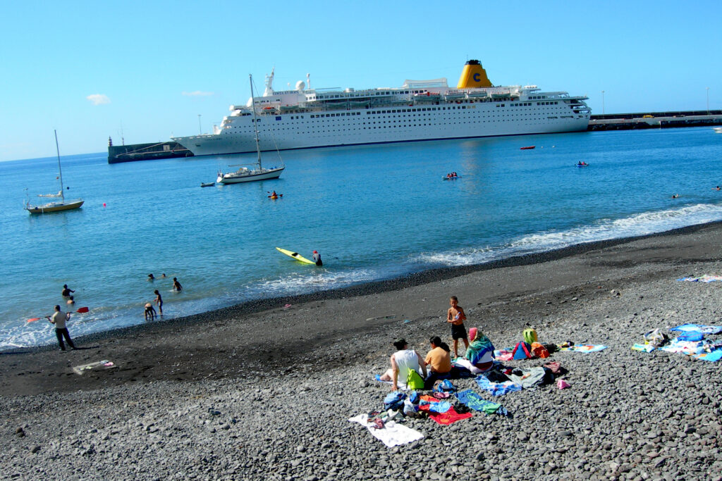 Playa en Funchal (Madeira) / J. Carrascosa
