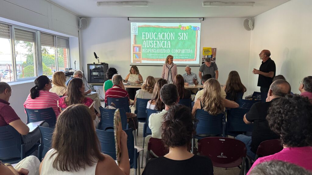 María José Escobedo, concejala de Educación, presentando el nuevo protocolo / Ayto. Ciudad Real