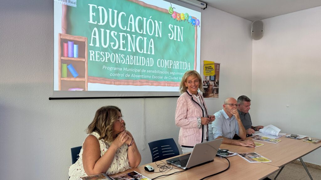 María José Escobedo, concejala de Educación, presentando el nuevo protocolo / Ayto. Ciudad Real