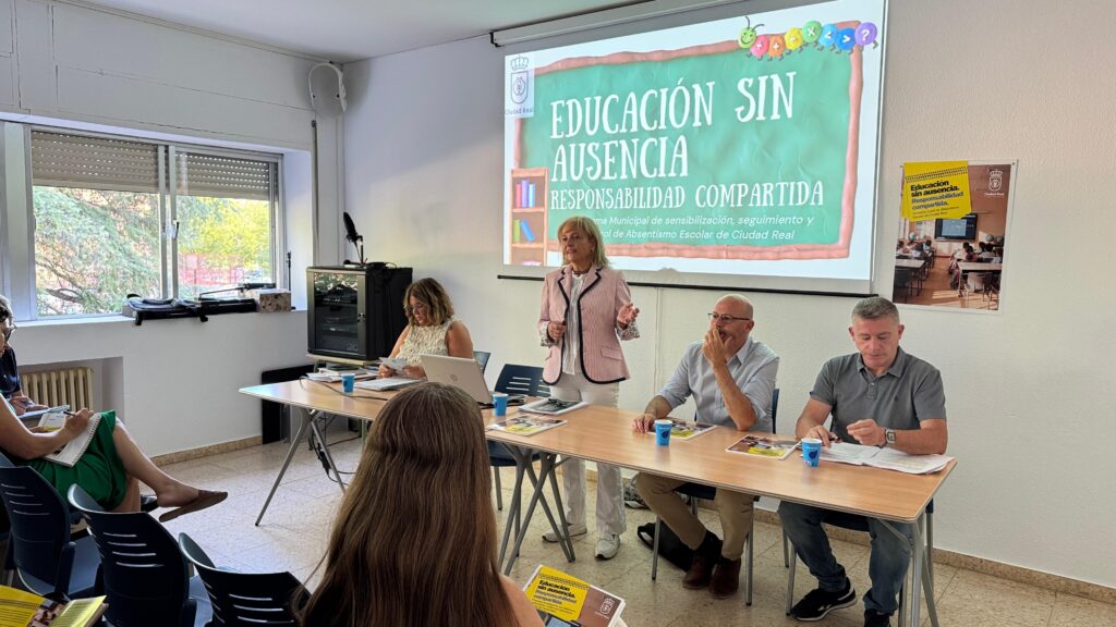 María José Escobedo, concejala de Educación, presentando el nuevo protocolo / Ayto. Ciudad Real