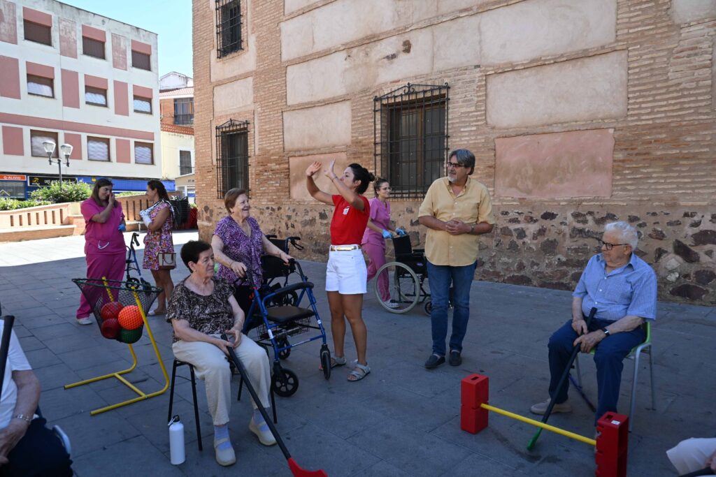 Los mayores del Centro de Día llevan el ejercicio físico a la calle / Ayto. Miguelturra
