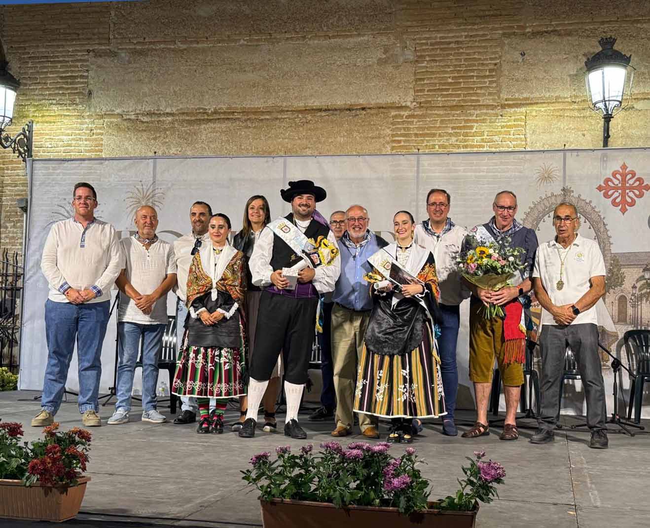 Foto de familia con los Churriegos Ejemplares, el pregonero y la corporación municipal / Ayto. Miguelturra Foto de familia con los Churriegos Ejemplares, el pregonero y la corporación municipal / Ayto. Miguelturra