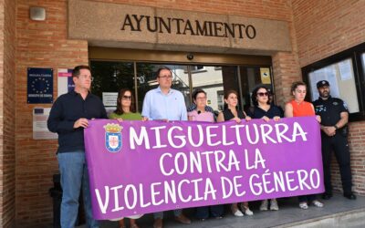 Miguelturra | Un minuto de silencio muestra el rechazo al último asesinato por violencia machistaLa Corporación municipal, trabajadores, Policía Local, Centro de la Mujer y vecinos participaron en la concentración convocada ante el Ayuntamiento