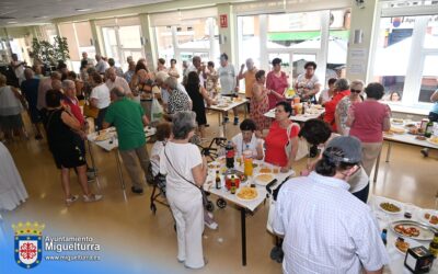 Miguelturra | El tradicional ‘Vino de los mayores’ reúne a numerosos vecinos durante las Ferias y FiestasEl Centro de Mayores acogió una jornada de convivencia en honor a la Virgen de la Estrella, con la participación del Ayuntamiento y la Asociación de Jubilados y Pensionistas